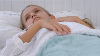 Hasta yatağı, hasta çocuk termometre ile çocuk, kız hastanede, hap ilaç