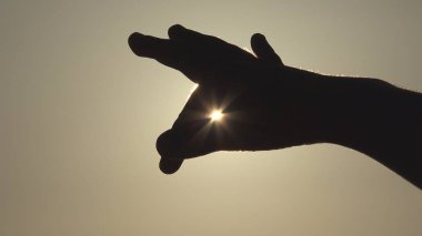 Oyun Beach, günbatımı çocukta, Güneş ışınları, ışın elinde kız çocuk siluet