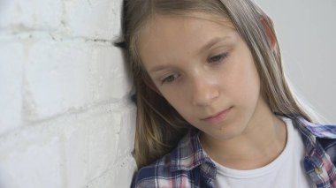 Üzgün çocuk, mutsuz çocuk, depresyon, hasta hasta kız vurguladı düşünceli kişi