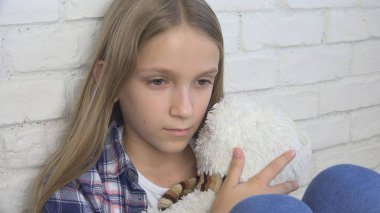 Üzgün çocuk, mutsuz çocuk, depresyon, hasta hasta kız vurguladı düşünceli kişi