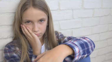 Üzgün çocuk, mutsuz çocuk, depresyon, hasta hasta kız vurguladı düşünceli kişi