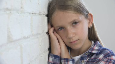 Üzgün çocuk, mutsuz çocuk, depresyon, hasta hasta kız vurguladı düşünceli kişi