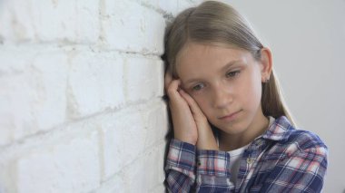 Üzgün çocuk, mutsuz çocuk, depresyon, hasta hasta kız vurguladı düşünceli kişi