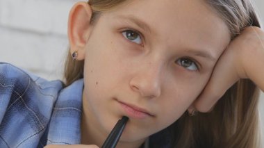 Tablete, okul sınıf yazma, ödev yapmak öğrenme kız okuyan çocuk