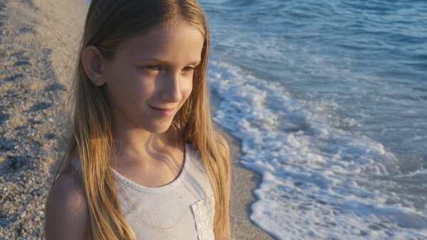 Детская игра на пляже в Сансет, Kid Watching Sea Waves, Girl Portrait on Shore
