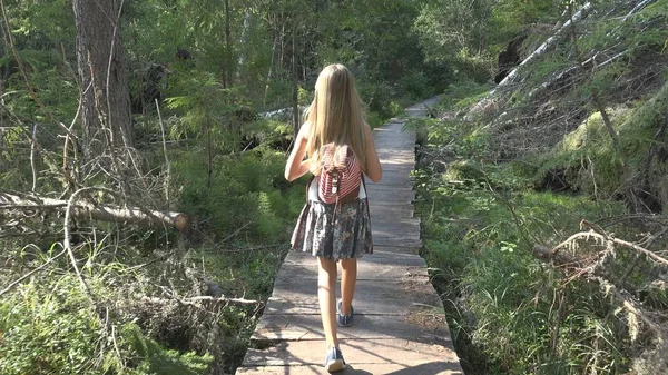 Kind wandelen in bos, Kid buiten natuur, meisje spelen in Camping avontuur — Stockfoto