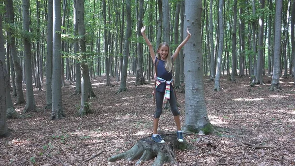 Kind wandelen in bos, Kid buiten natuur, meisje spelen in Camping avontuur — Stockfoto