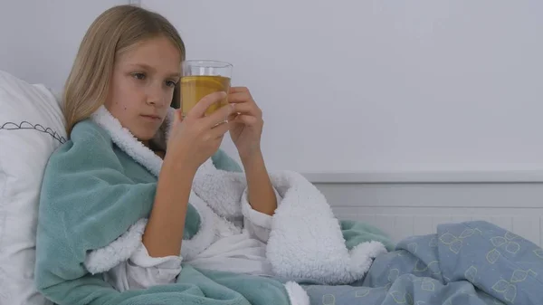 Krankes Kind trinkt Tee, krankes Kind im Bett, leidendes Mädchen, Patient im Krankenhaus — Stockfoto