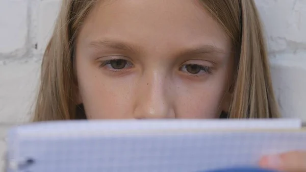 Gyermek írás, tanulás, átgondolt gyerek, Pensive Student Learning Schoolgirl — Stock Fotó