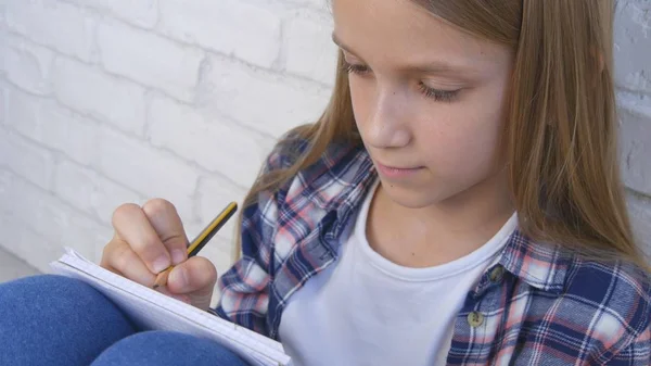 Kind Schrijven, Studeren, Bedachtzame Kid, Pensive Student Learning Schoolmeisje — Stockfoto