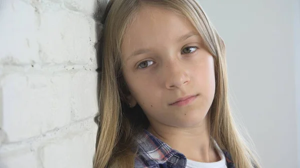 Criança triste, criança infeliz, menina doente na depressão, pessoa pensativa estressada — Fotografia de Stock