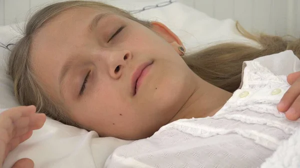 온도계, 병원에서 여자 아이 침대, 아픈 아픈 아이 약 약 — 스톡 사진