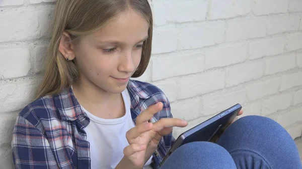 Enfant Jouer Tablette, Enfant Smartphone, Fille Lecture de messages Parcourir Internet — Photo