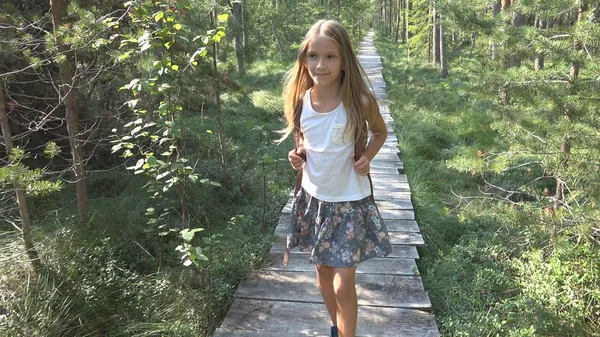 Niños caminando en el bosque, Kid Naturaleza al aire libre, Chica jugando en la aventura de acampar —  Fotos de Stock