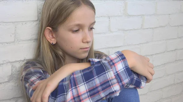 Ledsna barn, olycklig Kid, sjuk sjuk flicka i Depression, betonade eftertänksam Person — Stockfoto