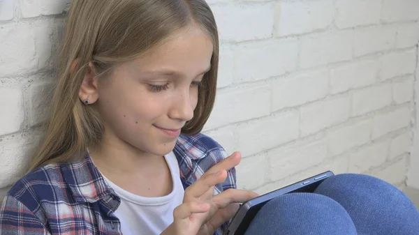 Enfant Jouer Tablette, Enfant Smartphone, Fille Lecture de messages Parcourir Internet — Photo