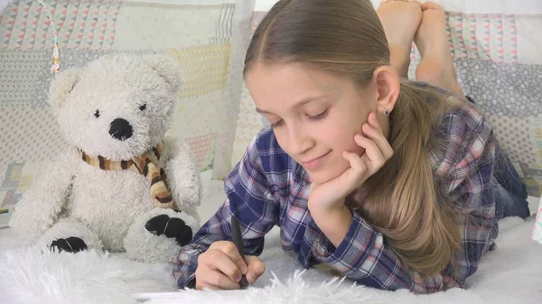 Criança jogando Tablet em Playroom Girl Escrevendo Homework para a escola Kid Playground — Fotografia de Stock