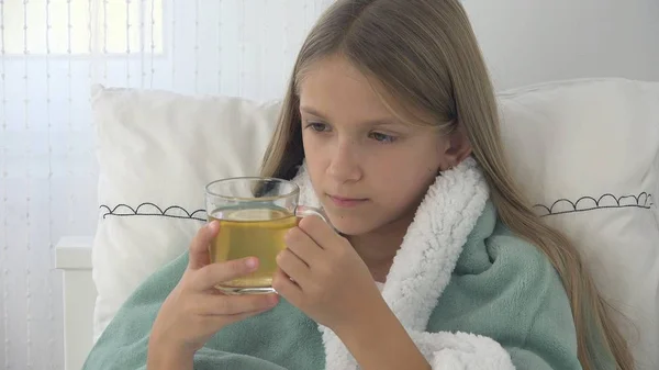 Sick Child Drinking Tea, Ill Kid in Bed, Suffering Girl, Patient in Hospital — Stock Photo, Image