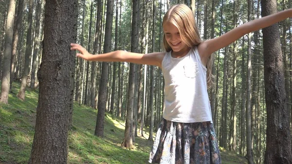 Děti v lese chůzi kmene stromu kluk hraje kempování dobrodružství dívka venkovní dřevo — Stock fotografie