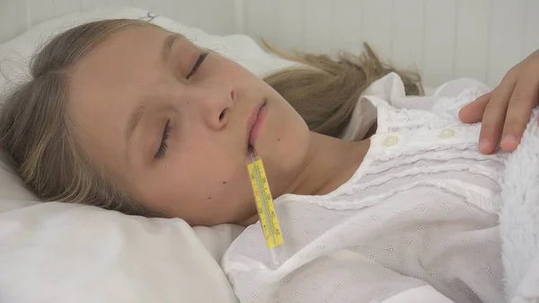 Krankes Kind im Bett, krankes Kind mit Thermometer, Mädchen im Krankenhaus, Tabletten Medizin — Stockfoto