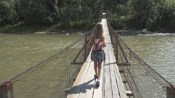 Kind wandelen in bos, Kid buiten natuur, meisje spelen in Camping avontuur — Stockfoto