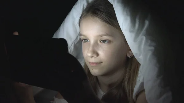Criança jogando Tablet na noite escura, Menina navegando na Internet na cama, Não dormindo — Fotografia de Stock