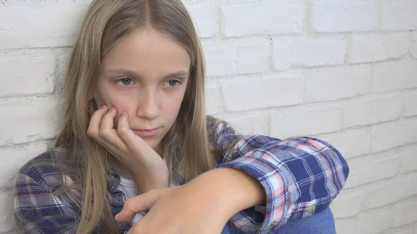 Enfant triste, Enfant malheureux, Fille malade en dépression, Personne réfléchie stressée — Photo