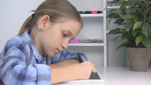 Niño que estudia en la tableta, Chica que escribe en la clase escolar, Aprendiendo haciendo tareas — Foto de Stock
