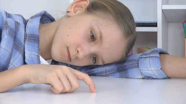슬픈 아이 책상에 손가락을 재생 하는 여자 공부를 하지 않는 불행 한 아이 스트레스 지 루 — 스톡 사진