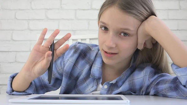 Niño que estudia en la tableta, Chica que escribe en la clase escolar, Aprendiendo haciendo tareas — Foto de Stock