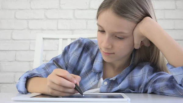 Enfant étudiant sur tablette, Fille écrivant en classe, Apprendre à faire des devoirs — Photo