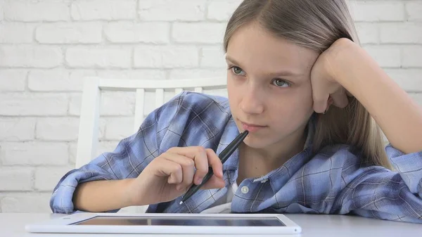 Kind studeren op Tablet, Girl schrijven in de klas, leren huiswerk — Stockfoto