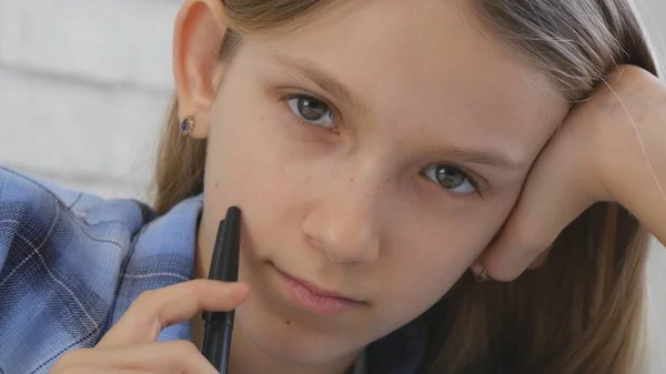 Enfant étudiant sur tablette, Fille écrivant en classe, Apprendre à faire des devoirs — Photo