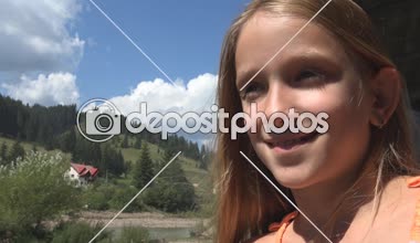 Trenle Çocuk Seyahati, Pencereye Bakan Çocuk Turist, Kız Kampı Macerası