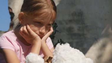 Üzücü anılar, kayıp evsiz çocuk, çocukla terk edilmiş, mutsuz mutsuz ağlıyor