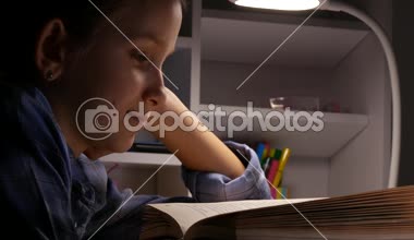 Gece Çocuk Okuma, Okul Kızı Karanlıkta Okuma, Çocuk Öğrenme, Ödev