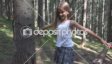 Ormandaki ağaç günlük yürüyüş çocuk evlat oynarken kamp macera kız açık ahşap