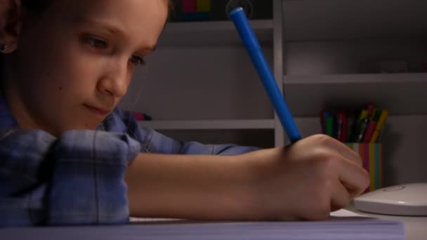 Niño estudiando de noche, niño escribiendo en oscuro estudiante aprendiendo colegiala de la noche — Vídeos de Stock