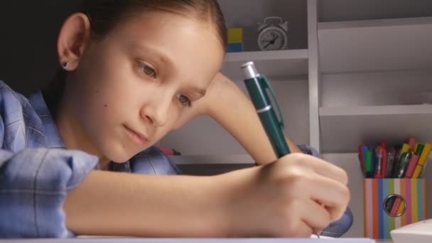 Kind studeren in nacht, Kid schrijven in donkere Student leren avond schoolmeisje — Stockvideo