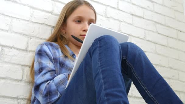 Niño que estudia en la tableta, Chica que escribe en la clase escolar, Aprendiendo haciendo tareas — Vídeos de Stock