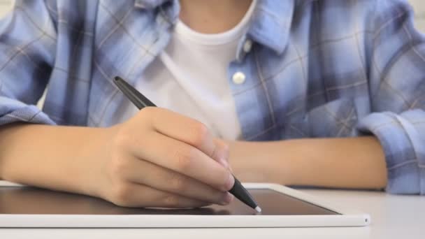 Tablete, okul sınıf yazma, ödev yapmak öğrenme kız okuyan çocuk — Stok video