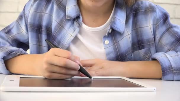 Criança estudando em Tablet, Escrita da menina na aula da escola, Aprendendo a fazer lição de casa — Vídeo de Stock