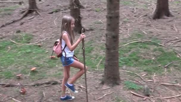 Το περπάτημα στο δάσος, το παιδί παιδί εξωτερική φύση, κορίτσι παίζει στην περιπέτεια κάμπινγκ — Αρχείο Βίντεο