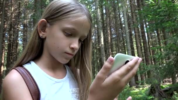 Niño jugando a la tableta al aire libre en el camping, uso para niños Smartphone en el bosque, Vista para niñas — Vídeos de Stock