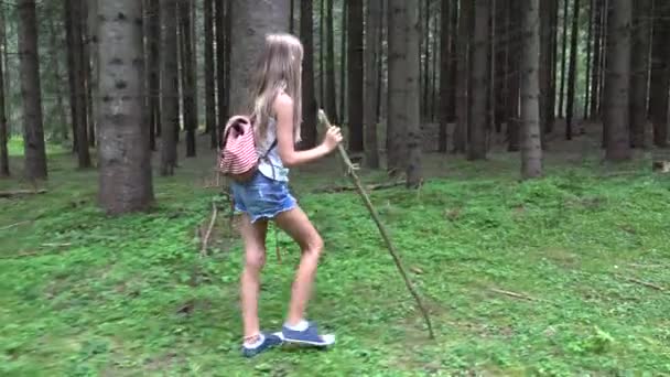 Bambino passeggiando nella foresta, Kid Natura all'aperto, Ragazza che gioca in Campeggio avventura — Video Stock