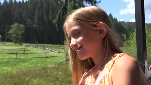 Kind Reizen per trein, Kindertoerist Op zoek naar raam, Meisje Camping Avontuur — Stockvideo