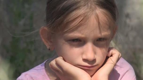 Weinendes unglückliches Kind mit traurigen Erinnerungen, verirrtes obdachloses Kind, verlassen, elend — Stockvideo