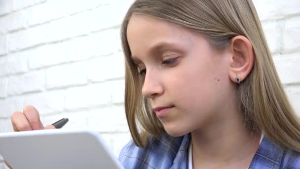 Niño que estudia en la tableta, Chica que escribe en la clase escolar, Aprendiendo haciendo tareas — Vídeo de stock