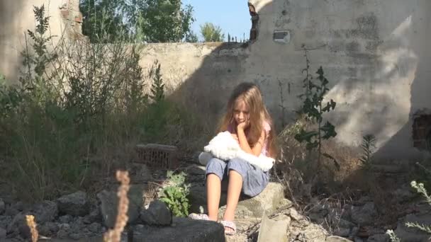 Huilen ongelukkig kind met droevige herinneringen, verdwaalde dakloze Kid, verlaten, ellendig — Stockvideo