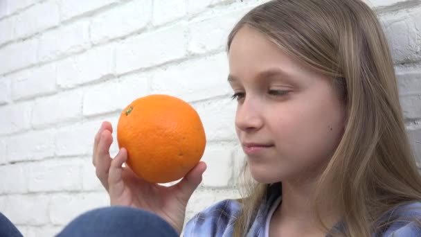 Kind eten sinaasappels fruit bij het ontbijt, Meisje Kid stinkt gezonde keuken — Stockvideo